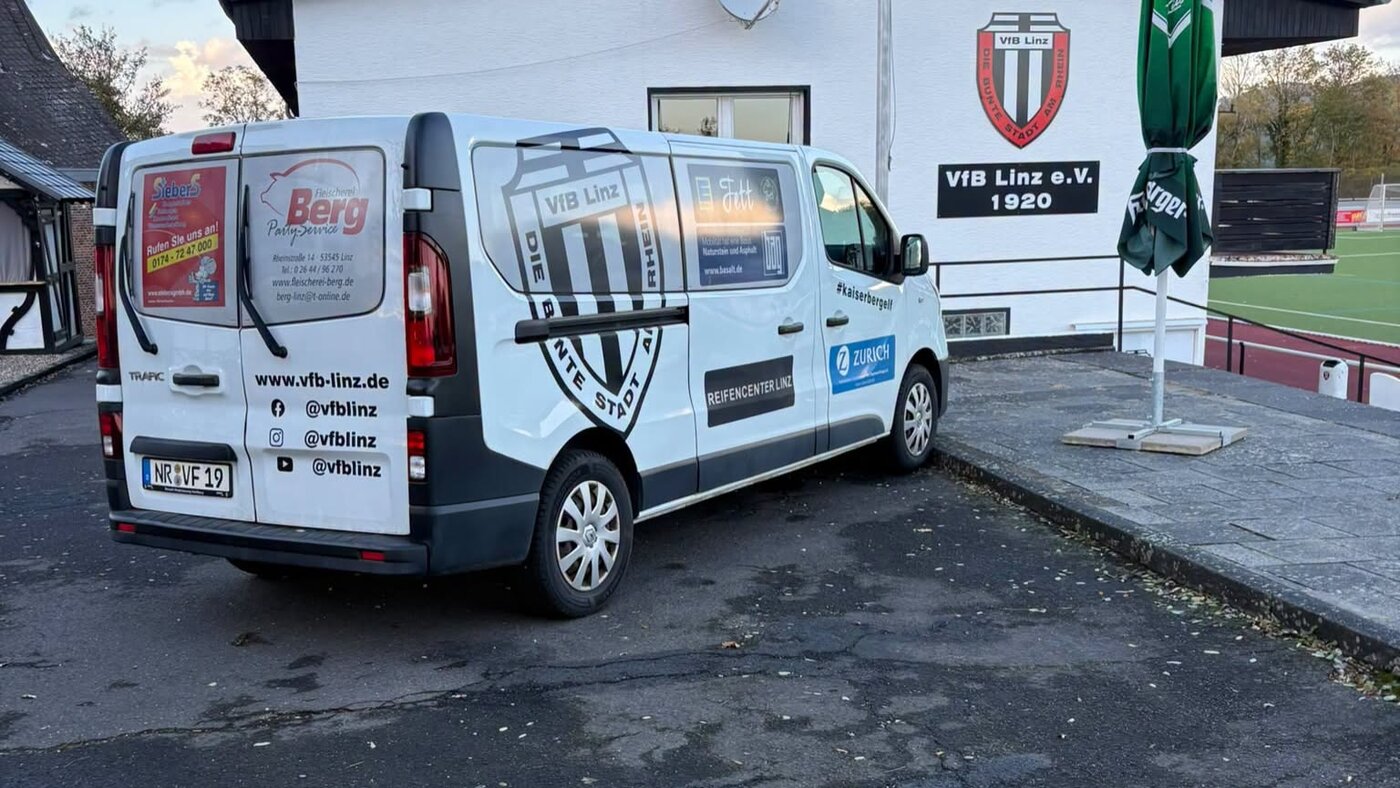 Kleinbus mit Vereinslogos des VfB Linz 