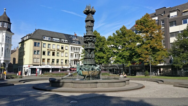 Historiensäule (Denkmal und Brunnen) - Josef-Görres-Platz Koblenz 25.08.2025 9193R.H.4