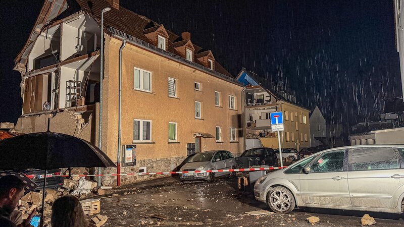 Dieses Haus in Höhr-Grenzhausen wurde bei dem Unwetter am Mittwochabend schwer beschädigt.