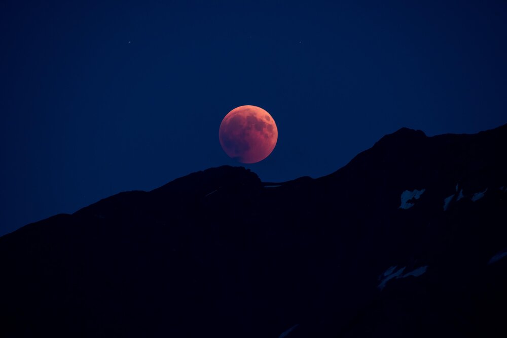 Eine Mondfinsternis bahnt sich an (Symbolbild)