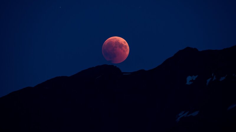 Eine Mondfinsternis bahnt sich an (Symbolbild)