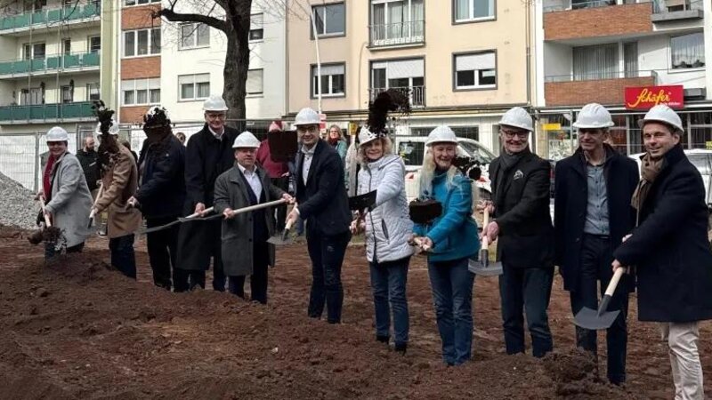 Oberbürgermeister David Langner (r.) mit den Projektpartnern und Vertretern des Stadtrates beim Spatenstich.