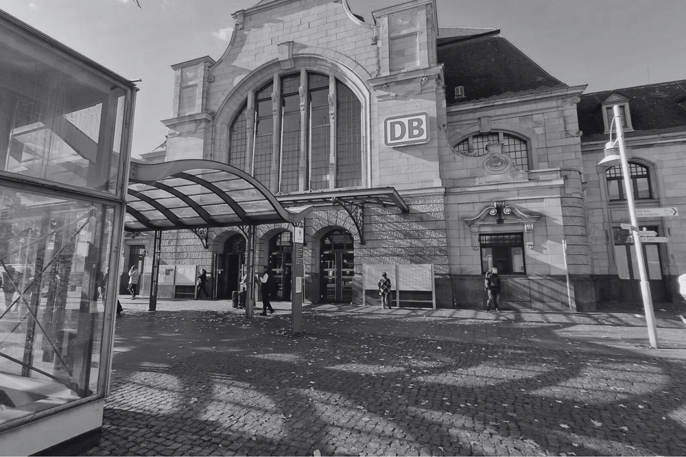 Schweigeminute am Koblenzer Hauptbahnhof