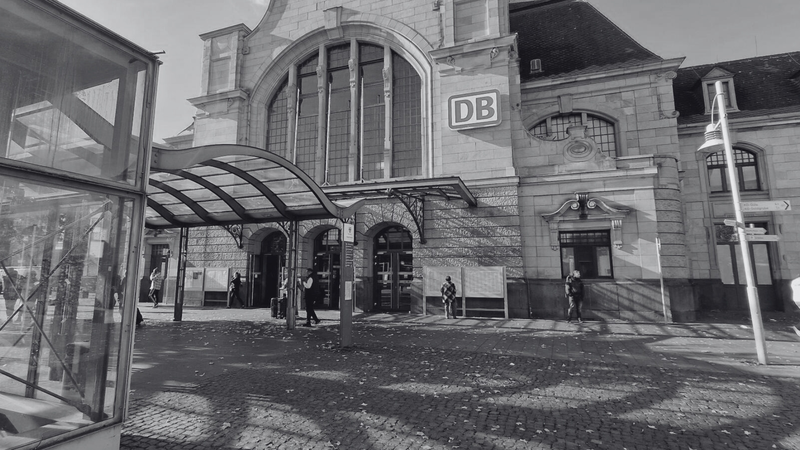 Schweigeminute am Koblenzer Hauptbahnhof