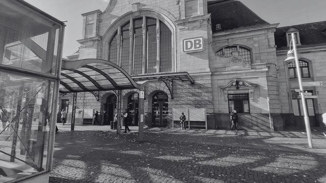 Streit im Zug nach Koblenz eskaliert: Junger Mann schubst Seniorin