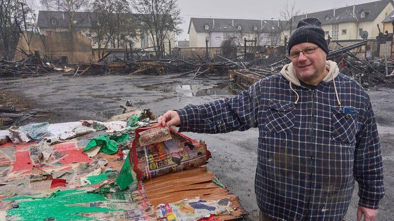 Ansgar Schunkert vor einem Jahr: Der Brand hat nicht viel übrig gelassen. (Archivbild)