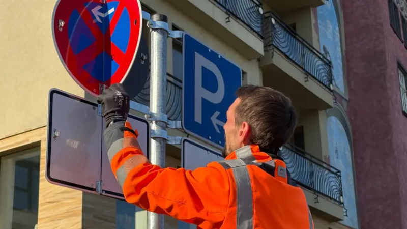 Mithilfe von Klappschildern, wie hier am Peter-Altmeier-Ufer nahe des Deutschen Ecks, lassen sich vorübergehende Halteverbote einfacher und schneller umsetzen.