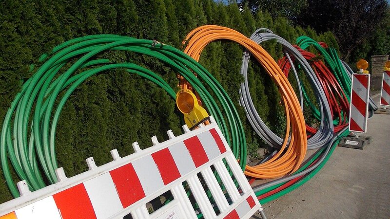 Rollen von Leerrohre für den Glasfaserausbau (Symbolbild).