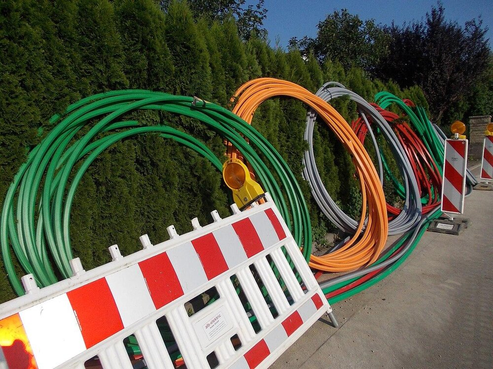 Rollen von Leerrohre für den Glasfaserausbau (Symbolbild).