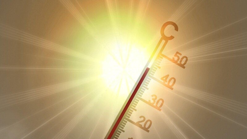 Thermometer in der Sonne (Symbolbild)