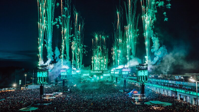 Unter dem Jubel zehntausender Fans und einem spektakulärem Feuerwerk wurde blink-182 als erster Headliner für Rock am Ring 2027 angekündigt.