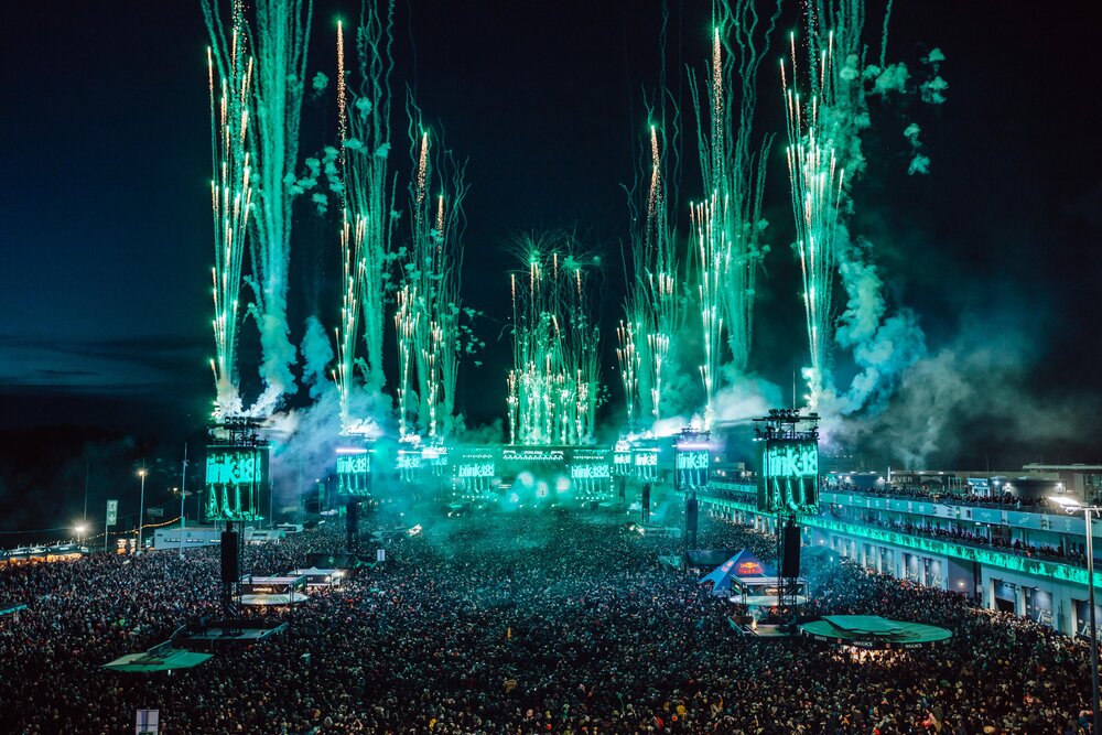 Unter dem Jubel zehntausender Fans und einem spektakulärem Feuerwerk wurde blink-182 als erster Headliner für Rock am Ring 2027 angekündigt.