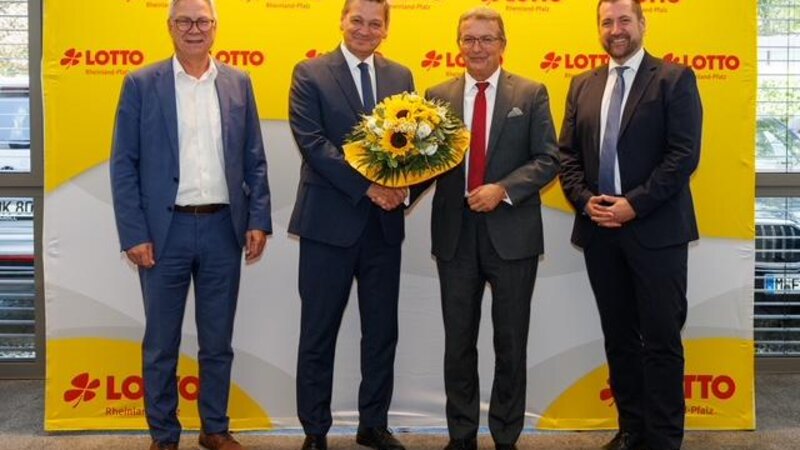 Auf dem honorarfreien Foto stehen von links nach rechts:  Rudolf Storck (Vorsitzender der Gesellschafterversammlung), Christian Baldauf (künftiger Geschäftsführer Lotto Rheinland-Pfalz), Jürg