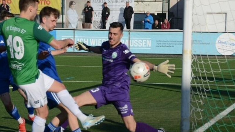 Auf den Engerser Torwart Franjo Serdarusic, hier beim 2:1-Heimsieg seiner Mannschaft in der Oberliga gegen den TuS Mechtersheim, kommt im Pokal-Halbfinale gegen den Regionalligisten SV Eintra