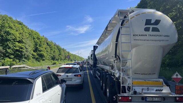 Brennendes Auto und Unfall: Vollsperrung und Stau auf der A48 bei Koblenz