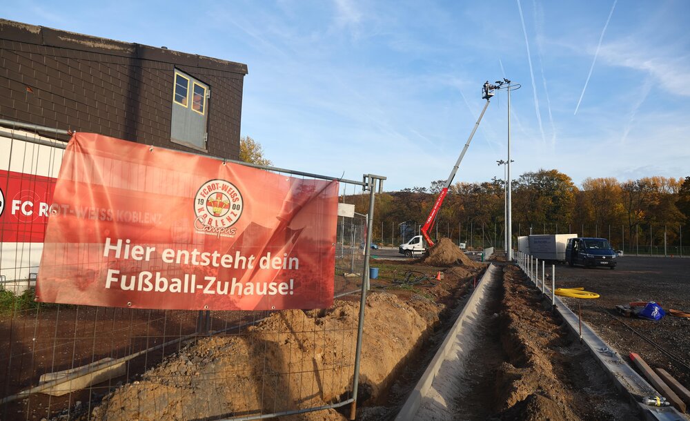 "Hier entsteht dein Fußball-Zuhause": Der Campus Rot-Weiss befindet sich aktuell im Bau. (Archivbild) "Hier entsteht dein Fußball-Zuhause": Der Campus Rot-Weiss befindet sich aktuell im Bau. (Archivbild)