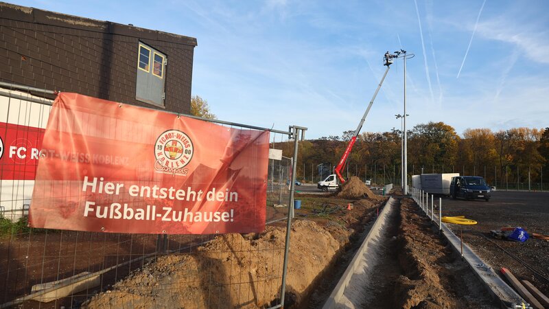 "Hier entsteht dein Fußball-Zuhause": Der Campus Rot-Weiss befindet sich aktuell im Bau. (Archivbild)