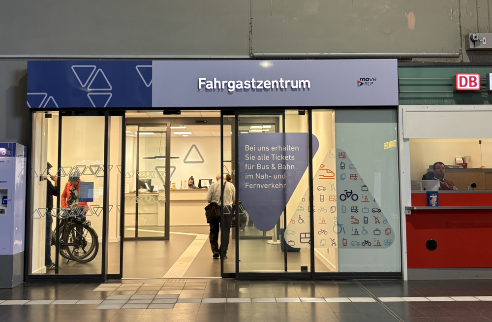 Am Koblenzer Hauptbahnhof ist das neue Fahrgastzentrum der Deutschen Bahn offiziell eröffnet worden. Am Koblenzer Hauptbahnhof ist das neue Fahrgastzentrum der Deutschen Bahn offiziell eröffnet worden.
