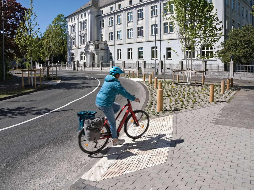 Aus Richtung Kardinal-Krementz-Straße wurde mittels Bordsteinabsenkung eine direkte Verbindung in die Waisenhaus- / Gutenbergstraße geschaffen. Aus Richtung Kardinal-Krementz-Straße wurde mittels Bordsteinabsenkung eine direkte Verbindung in die Waisenhaus- / Gutenbergstraße geschaffen.