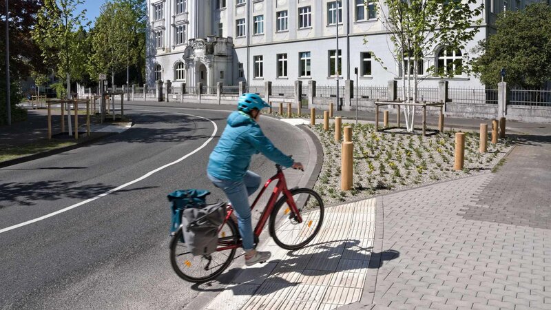 Aus Richtung Kardinal-Krementz-Straße wurde mittels Bordsteinabsenkung eine direkte Verbindung in die Waisenhaus- / Gutenbergstraße geschaffen.