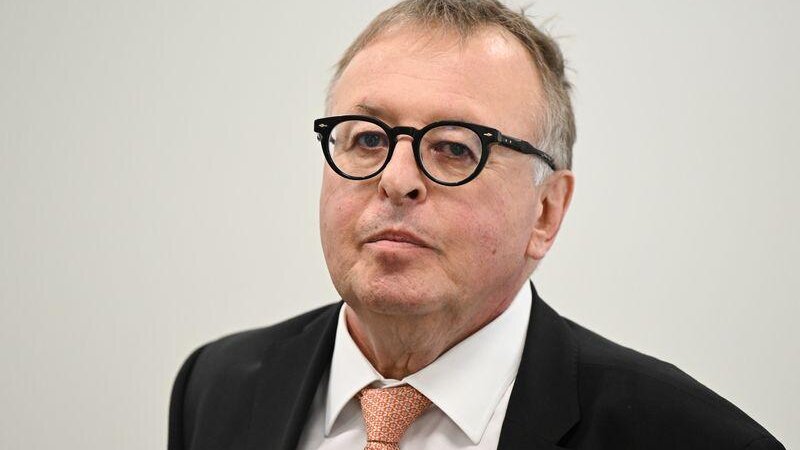 Dem ehemaligen Ahr-Landrat Jürgen Pföhler (CDU) droht wegen seines Verhaltens während der Flutkatastrophe der Entzug seines Ruhegehalts.