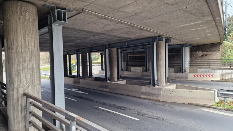 Die Brücke am Friedrich-Ebert-Ring, die über die Mainzer Straße führt, ist in einem schlechten Zustand. Bereits 2015 mussten zusätzliche Stützen angebracht werden.