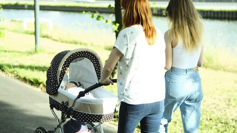 Zwei Frauen gehen mit einem Kinderwagen spazieren (Symbolbild).