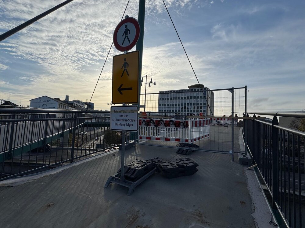 Bild 1: Derzeit wird die Fußgängerbrücke am Moselring instandgesetzt. Bild 1: Derzeit wird die Fußgängerbrücke am Moselring instandgesetzt.