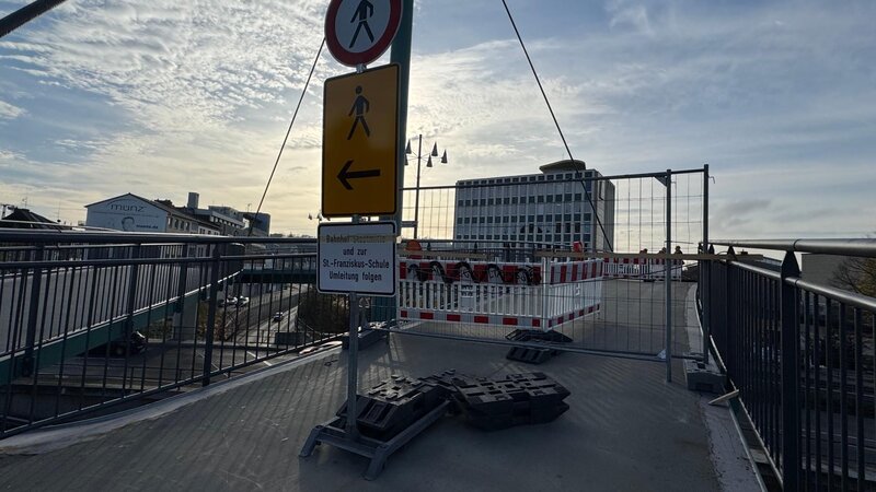 Bild 1: Derzeit wird die Fußgängerbrücke am Moselring instandgesetzt.