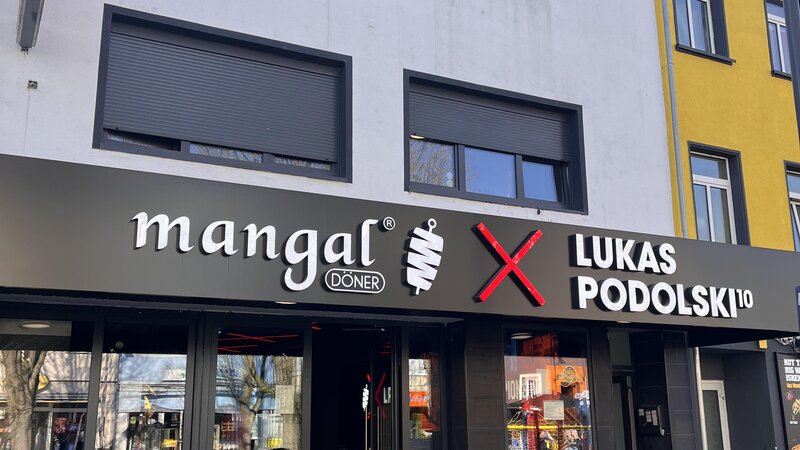 Der Podolski-Döner „Mangal x LP10“ eröffnet in Neuwied.