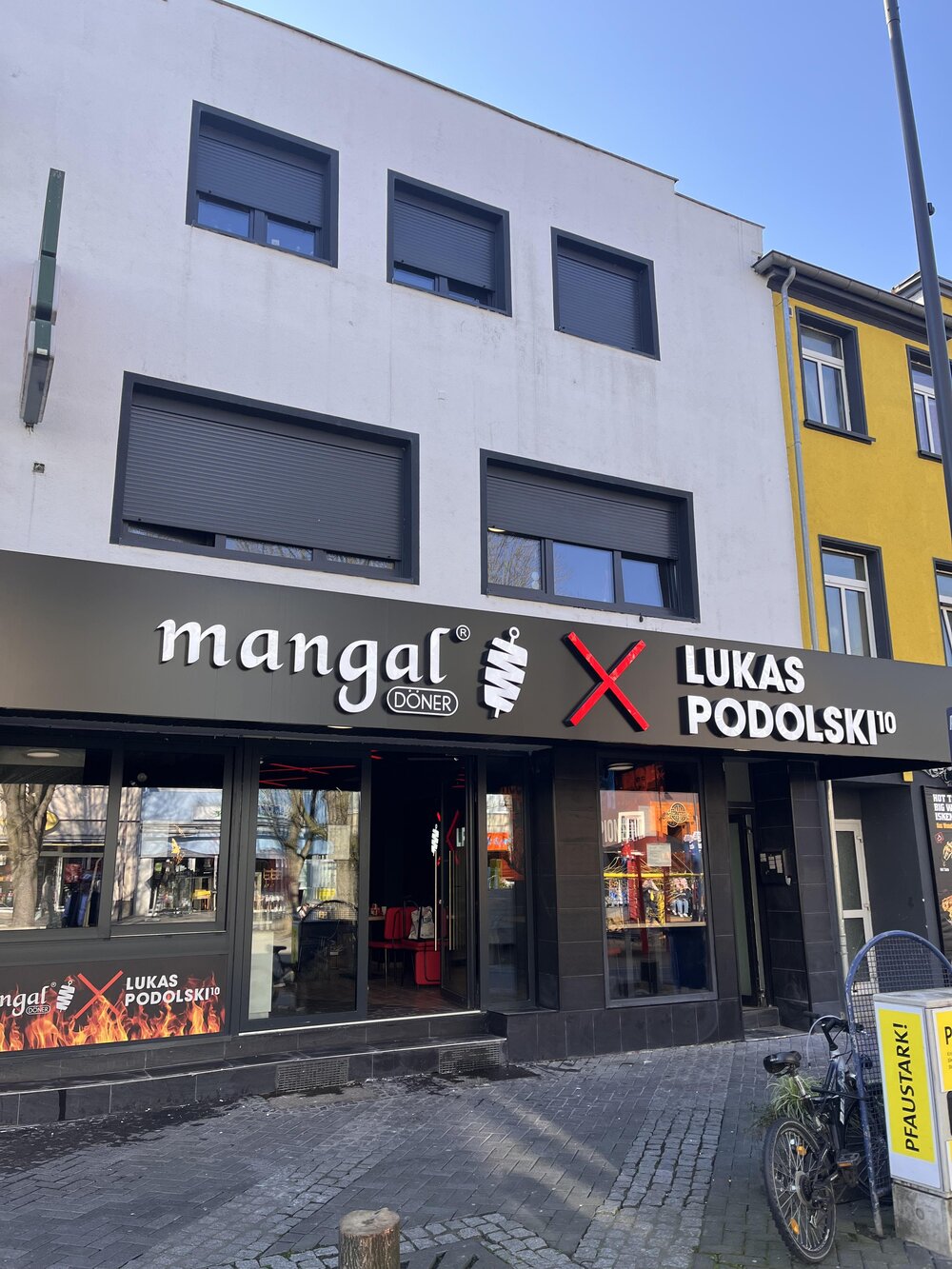 Der Podolski-Döner „Mangal x LP10“ eröffnet in Neuwied.