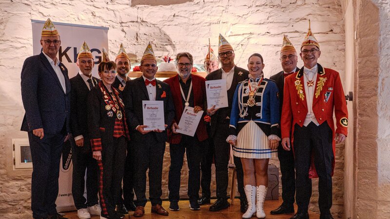 Die Preisträger des Abends (von links): Lars Hörnig, Godehard Juraschek und Georg „Schosch“ Spross mit dem Vorstand der GKKG sowie den Laudatoren David Langner und Andreas Schmitt und den Ehrenratssprechern Jörg Perscheid und Joachim Castor.