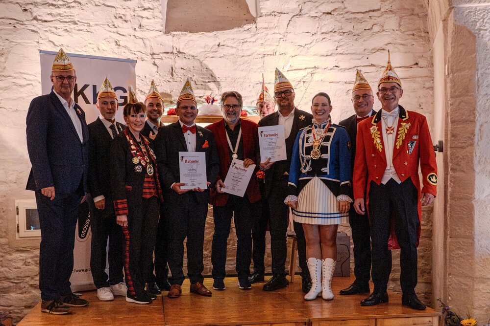 Die Preisträger des Abends (von links): Lars Hörnig, Godehard Juraschek und Georg „Schosch“ Spross mit dem Vorstand der GKKG sowie den Laudatoren David Langner und Andreas Schmitt und den Ehrenratssprechern Jörg Perscheid und Joachim Castor.