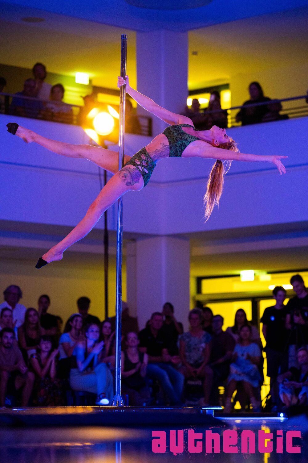 Elisa Biersbach (Pole Studio Koblenz) während Pole Sport- Einlage authentic Festival 2025