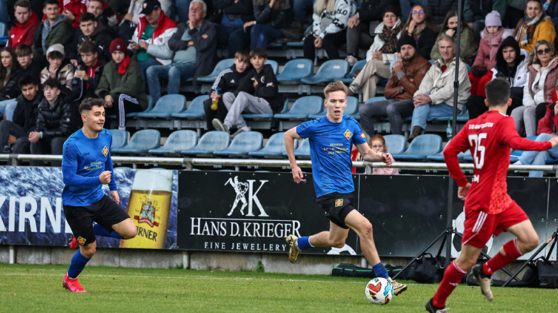 Ilya Vdovychenko (Mitte) trägt ab Sommer das Trikot des FC Karbach-Emmelshausen.