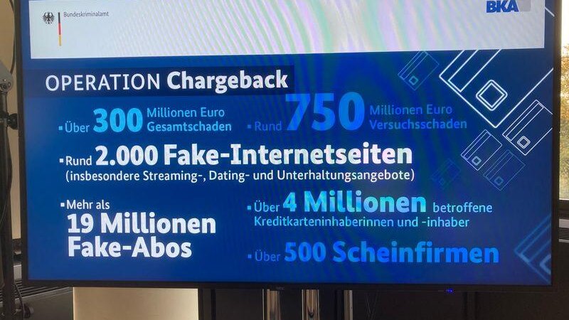 Informationen zu "Operation Chargeback" sind bei einer Pressekonferenz beim BKA auf einem Bildschirm zu sehen.