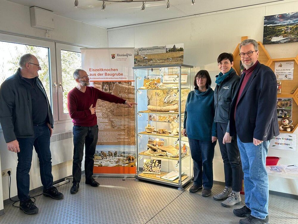 Auf dem Foto (von links): Dieter Wisser (Ortsbürgermeister Enspel), Dr. Thomas Schindler (Leiter Erdgeschichtliche Denkmalpflege Direktion Landesarchäologie, Generaldirektion Kulturelles Erb Auf dem Foto (von links): Dieter Wisser (Ortsbürgermeister Enspel), Dr. Thomas Schindler (Leiter Erdgeschichtliche Denkmalpflege Direktion Landesarchäologie, Generaldirektion Kulturelles Erb