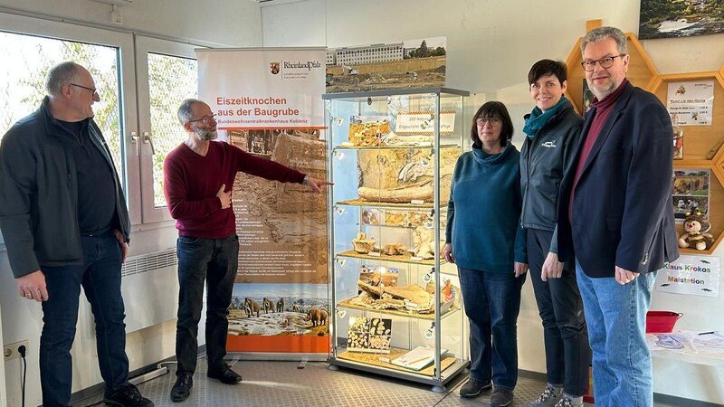 Auf dem Foto (von links):  Dieter Wisser (Ortsbürgermeister Enspel), Dr. Thomas Schindler (Leiter Erdgeschichtliche Denkmalpflege Direktion Landesarchäologie, Generaldirektion Kulturelles Erb