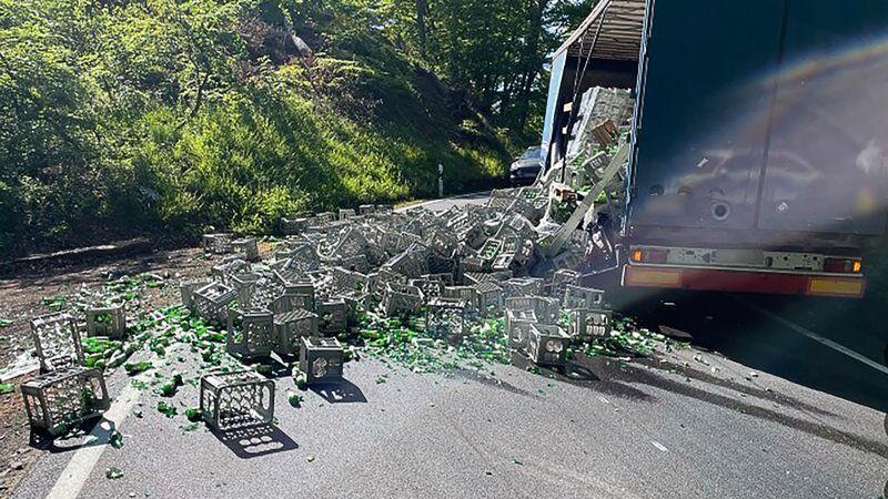 Die mit zahlreichen Glasscherben übersäte Fahrbahn musste mehrere Stunden voll gesperrt werden.