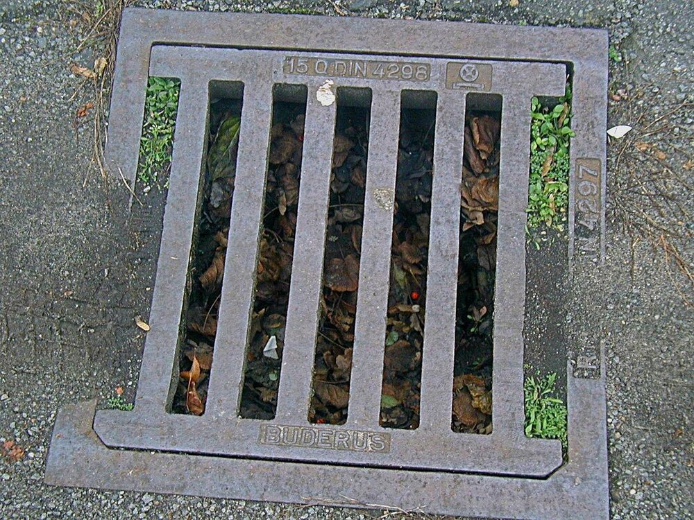 Ein Gullydeckel, Symbolbild
