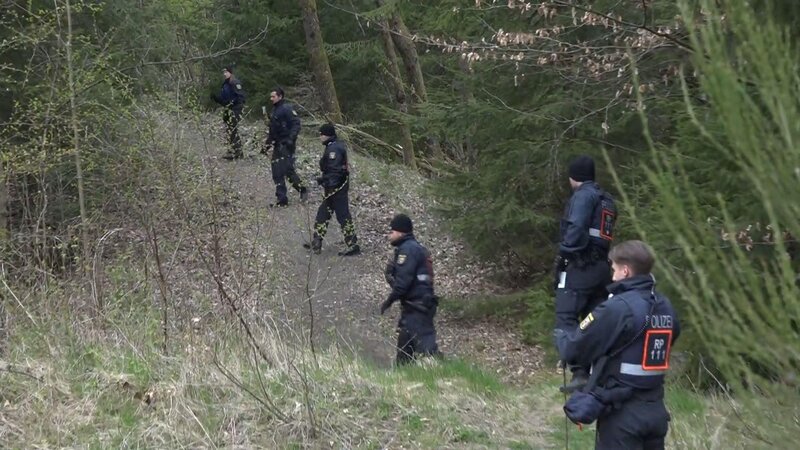 Zwischenzeitlich durchsuchte die Polizei auch ein Waldstück. (Archivbild)