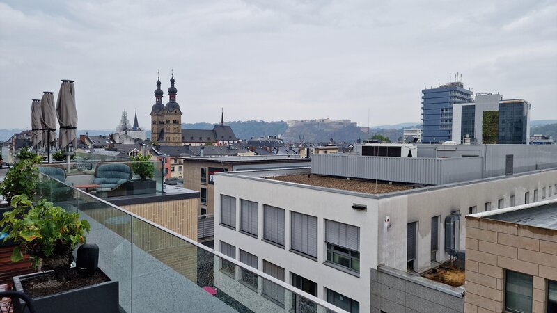 Das neue Motel One in Koblenz eröffnet mit einem besonderen Highlight: Einer öffentlichen Rooftop-Bar im fünften Stock. Sie bietet Panoramablick und ist für alle geöffnet.