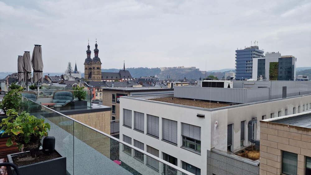 Das neue Motel One in Koblenz eröffnet mit einem besonderen Highlight: Einer öffentlichen Rooftop-Bar im fünften Stock. Sie bietet Panoramablick und ist für alle geöffnet.