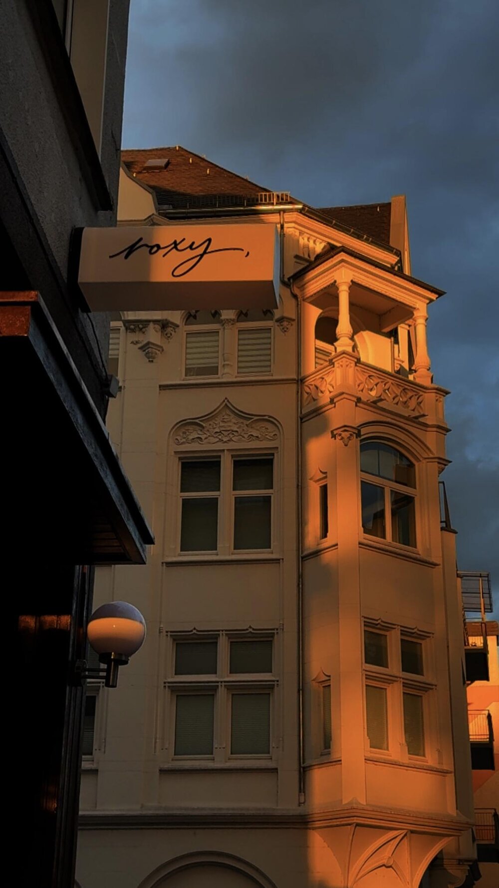 Die „apéro- und listening Bar roxy" im Markenbildchenweg. Die „apéro- und listening Bar roxy" im Markenbildchenweg.