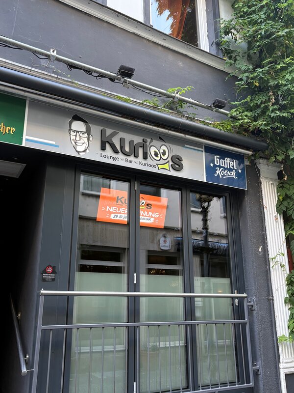 Das Bild zeugt ein Gebäude, auf dem die Aufschrift "Kurioos" angebracht ist.
