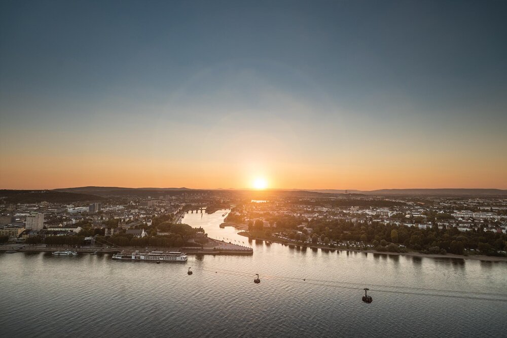 Blick auf das Deutsche Eck im Sonnenuntergang.