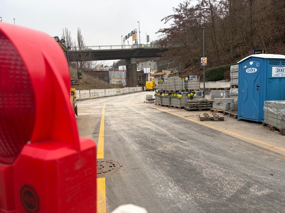 Die Arbeiten am Widerlager konnten abgeschlossen werden. In den letzten Tagen wurde der Gehweg neu gepflastert. Die Arbeiten am Widerlager konnten abgeschlossen werden. In den letzten Tagen wurde der Gehweg neu gepflastert.
