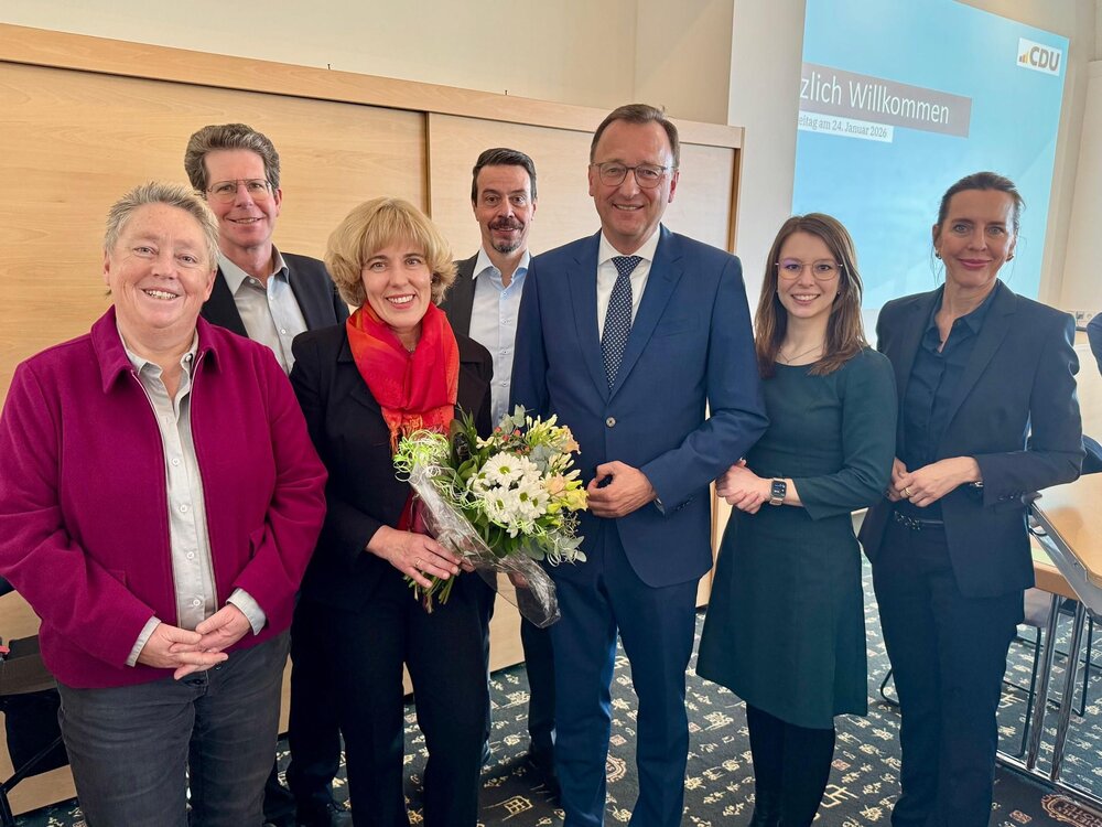 Dr. Dagmar Kranz (3. von links) mit der scheidenden Bürgermeisterin Ulrike Mohrs (links) und dem geschäftsführenden Vorstand der CDU Koblenz um Kreisvorsitzenden Josef Oster (mitte). Dr. Dagmar Kranz (3. von links) mit der scheidenden Bürgermeisterin Ulrike Mohrs (links) und dem geschäftsführenden Vorstand der CDU Koblenz um Kreisvorsitzenden Josef Oster (mitte).