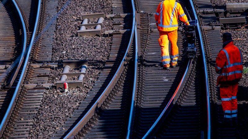Die Modernisierungsarbeiten an der Lahntalbahn werden später fertig als geplant. (Archivbild)
