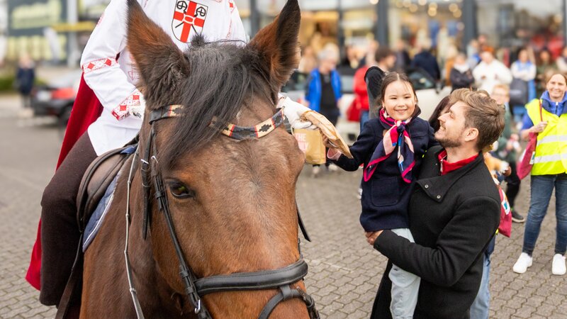 Ein Mann ist als St. Martin verkleidet und reitet auf einem Pferd auf dem Martinsmarkt im Gewerbepark in Mülheim-Kärlich. 